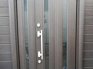 エクステリアリフォーム 外壁に合うデザインの親子ドア