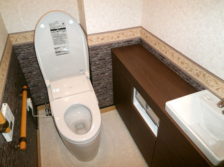 トイレリフォーム まるで別空間！広々＆3種類の壁紙で彩るトイレ