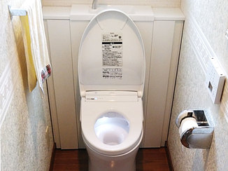 トイレリフォーム キャビネットの上に手洗い器がついた、機能性と収納力を兼ね備えたトイレ