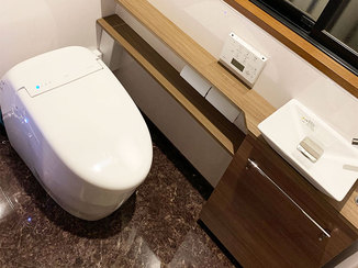 トイレリフォーム 溝がない床がお掃除しやすい、カウンター付きトイレ