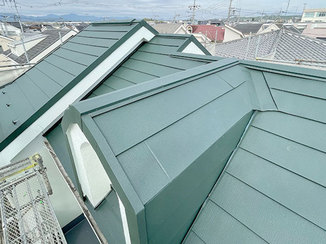 外壁・屋根リフォーム 耐久性が高いカバー工法で取り付けた屋根