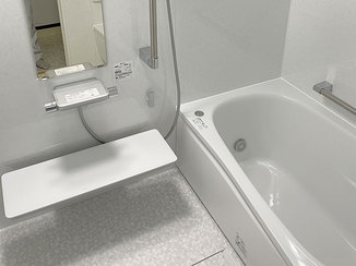バスルームリフォーム ホワイトで統一した温かい浴室と、収納力抜群の洗面台