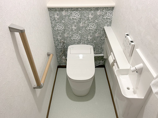 トイレリフォーム お掃除ラクラク、アクセントクロスでおしゃれなトイレ